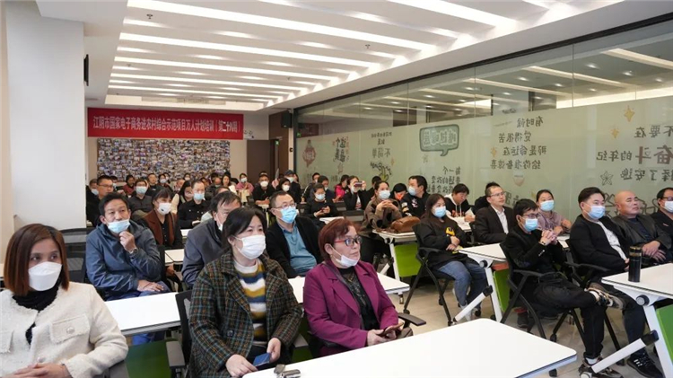 江阴市国家电子商务进农村综合示范项目万人培训计划（第一百零四期）《创业基础法律风险解读》公开课成功举办.jpg