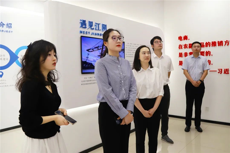 无锡团市委副书记何舟调研江阴市电子商务公共服务中心1.jpg
