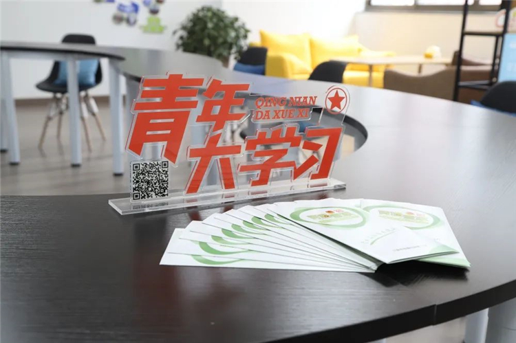 无锡团市委副书记何舟调研江阴市电子商务公共服务中心2.jpg
