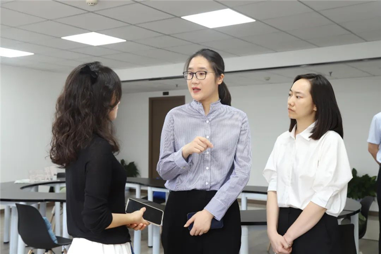 无锡团市委副书记何舟调研江阴市电子商务公共服务中心3.jpg