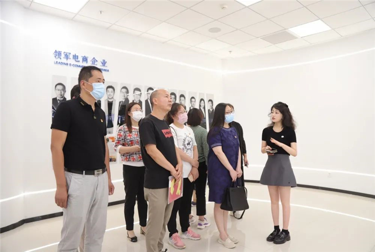 市侨联党支部、浮桥社区党委、天华艺校党支部一行参观市电商中心2.jpg