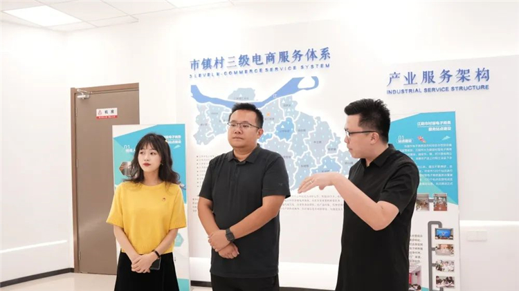 中国青年报江苏站副站长李超调研江阴市电子商务公共服务中心2.jpg