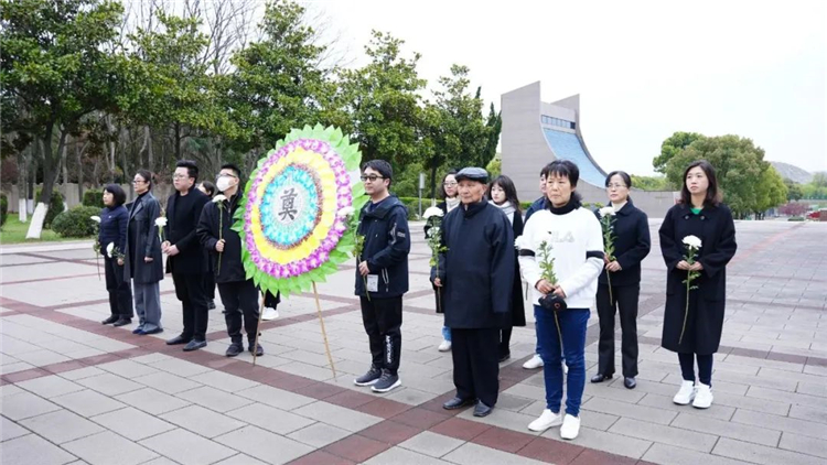 江阴市电子商务公共服务中心开展“怀古惜今 同心同行”清明祭扫活动1.jpg